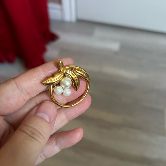 4/$50 NAPIER Gold and Pearl Leaf Brooch 😍 - Picture 3 of 9